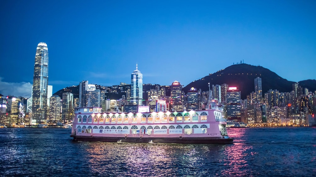 正在顯示第 5 張相片,共 10 張。 Night time aboard the cruise ship in Hong Kong