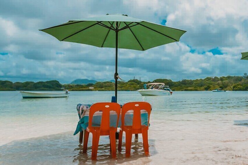 5 Islands Speedboat Cruise incl. Snorkeling in Blue Bay + Lunch at Ile aux Cerfs