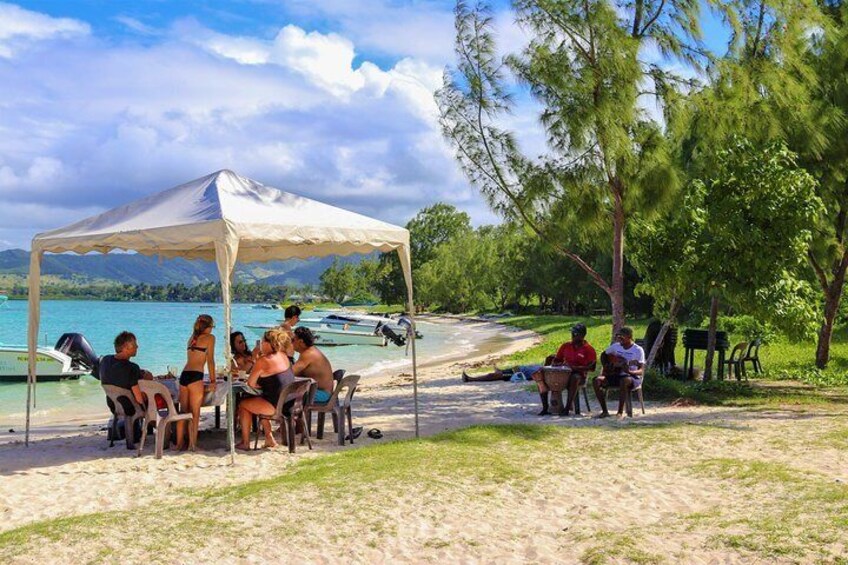 5 Islands Speedboat Cruise incl. Snorkeling in Blue Bay + Lunch at Ile aux Cerfs