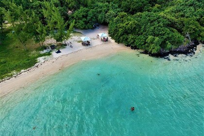 5 Islands Speedboat Cruise incl. Snorkelling in Blue Bay + Lunch at Ile aux...