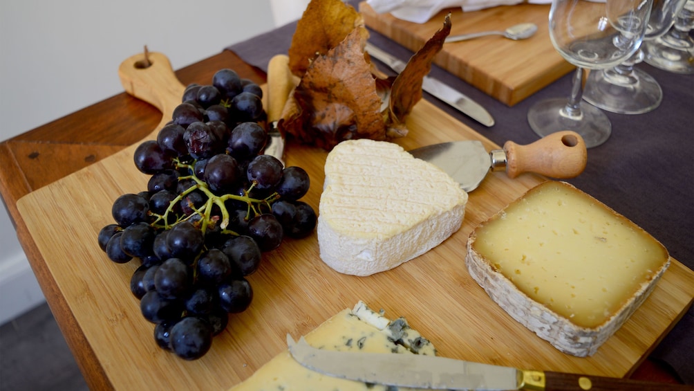 Charger l’élément 1 sur 5. Cheeses and grapes on a sampling board at the cheese and wine tasting in Cannes