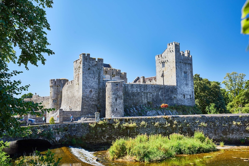 Blarney, Rock of Cashel & Cahir Castles Day Tour From Dublin