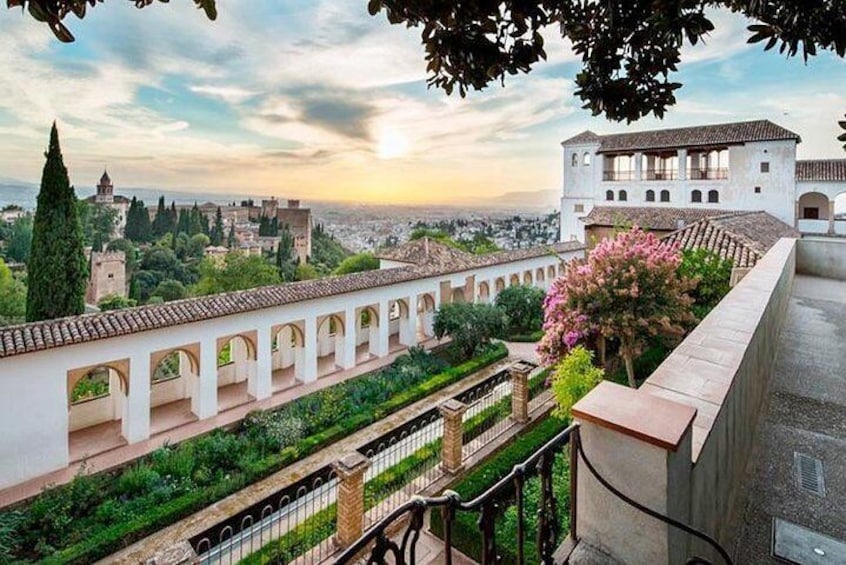 Alhambra, Nasrid Palaces, Generalife and Alcazaba Private Tour in Granada