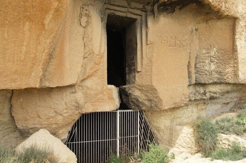 Half Day Private Tour to Iraq al-Amir (Qasr al-‘Abed & The Caves)