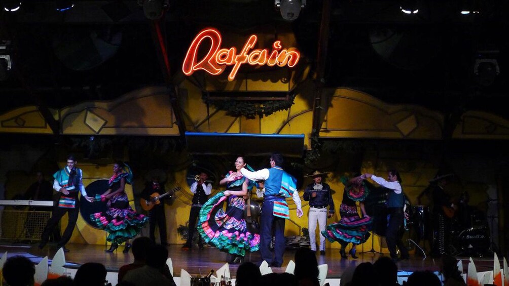 Cargar ítem 3 de 7. Dancing entertainers performing at dinner in Iguazu