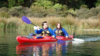 Evening Kayak Tour to Manupirua Hot Pools & Glowworm Caves