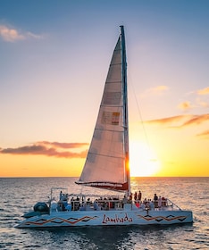 Lambada Sunset Sail con barra libre y aperitivos