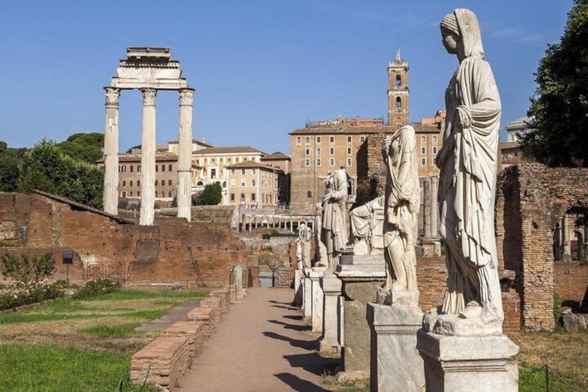 Colosseum Dungeons Tour with Roman Forum and Cesar's Palace Special Access 