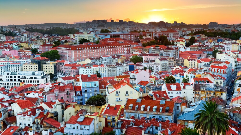 Åpne bilde 1 av 6. sun setting on the dense town of Lisbon