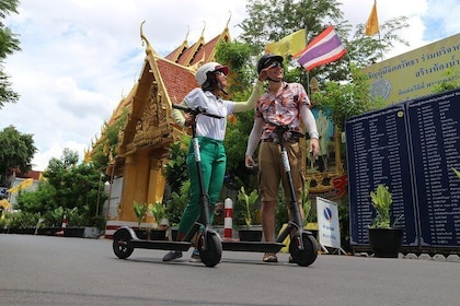 Entdecken Sie Bangkok mit dem E-Scooter und probieren Sie Street Food