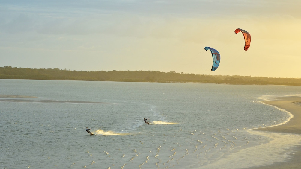 Two kite surfers synchronizing in Bisbane