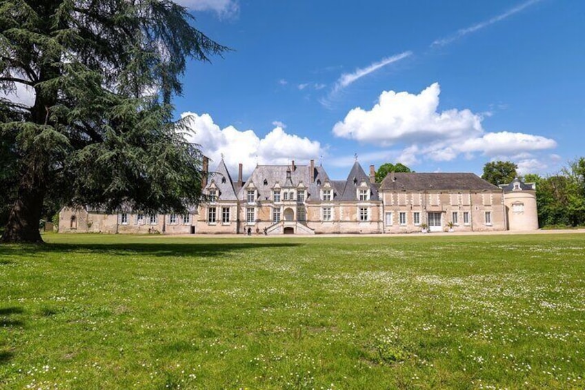 Loire Valley Day Tour Chambord and Chenonceau plus Lunch at a Private Castle