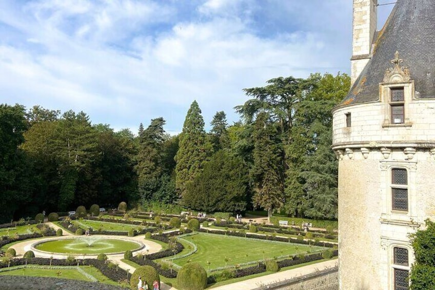 Loire Valley Day Tour Chambord and Chenonceau plus Lunch at a Private Castle