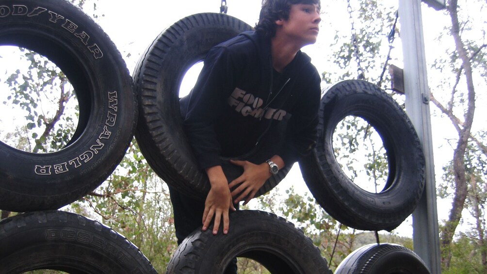 man wriggles through obstacle course in Melbourne