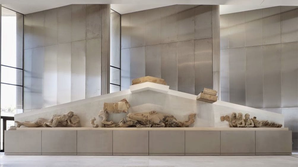 Charger l’élément 3 sur 6. Part of the Hekatompedon temple on display at the Acropolis Museum in Athens