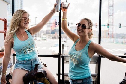 Tractor 21 para fiestas públicas en el centro de Nashville