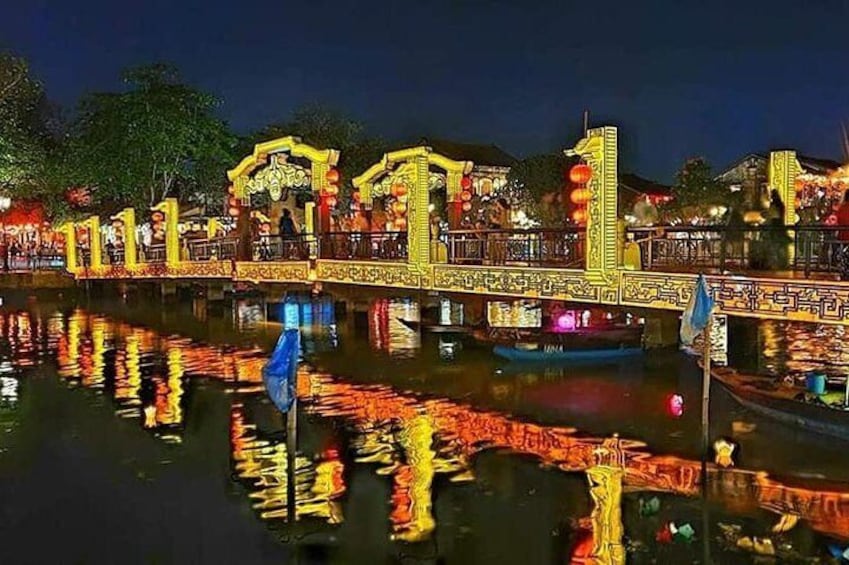 Colourful Evening Hoi An, Walking Tour, Boat Ride with Lanterns, Night Market