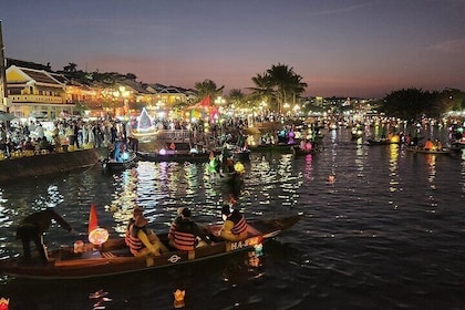 Colourful Evening Hoi An, Walking Tour, Boat Ride with Lanterns, Night Mark...