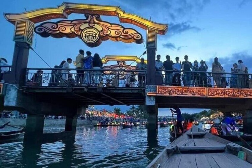 Colourful Evening Hoi An, Walking Tour, Boat Ride with Lanterns, Night Market