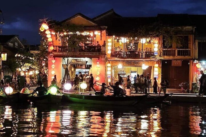 Colourful Evening Hoi An, Walking Tour, Boat Ride with Lanterns, Night Market
