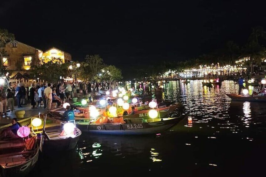 Colourful Evening Hoi An, Walking Tour, Boat Ride with Lanterns, Night Market