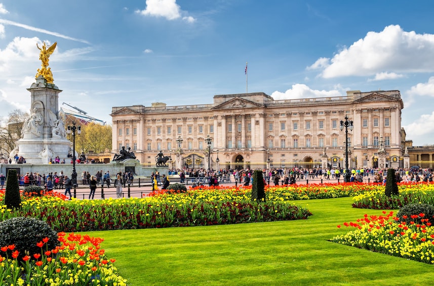 Buckingham Palace Access with Royal Walking Tour & Central London Food Tour
