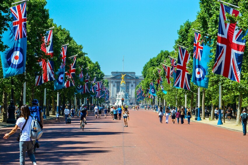 Buckingham Palace Access with Royal Walking Tour & Central London Food Tour