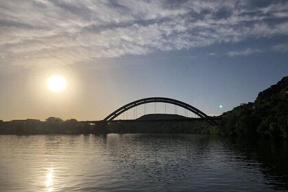 Lille gruppe offentlig BYOB Sunset Boat Tour på Lake Austin