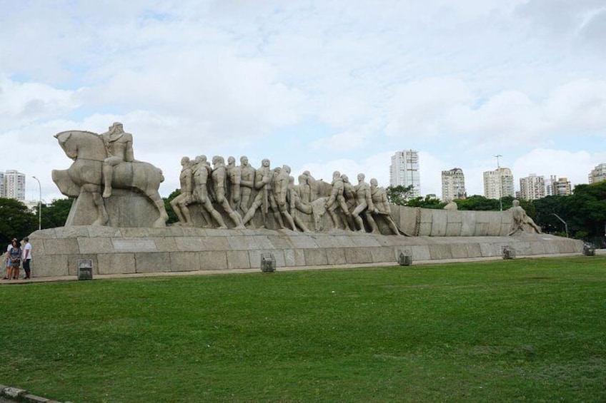 Monumento às Bandeiras