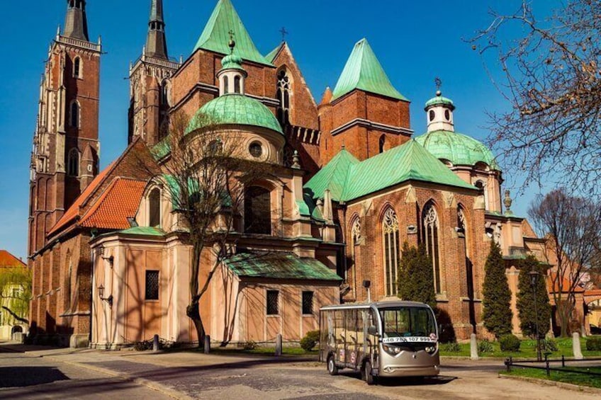 Wrocław, 2-hours private electric car tour with a Guide