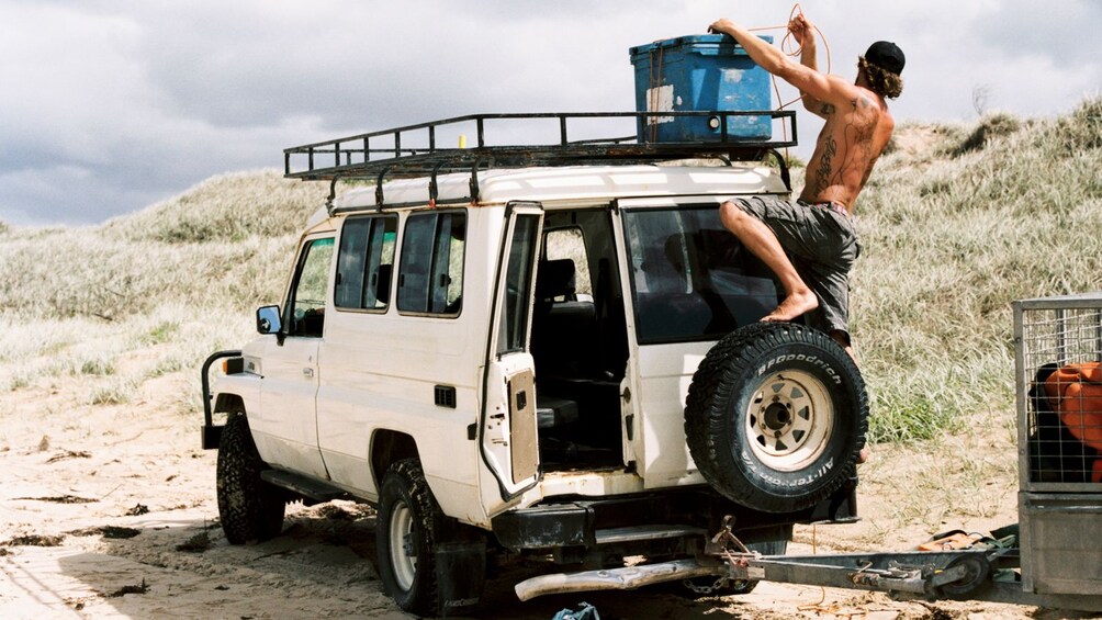 Foto 2 von 5 laden Surf School Land Rover on Beach in Sydney