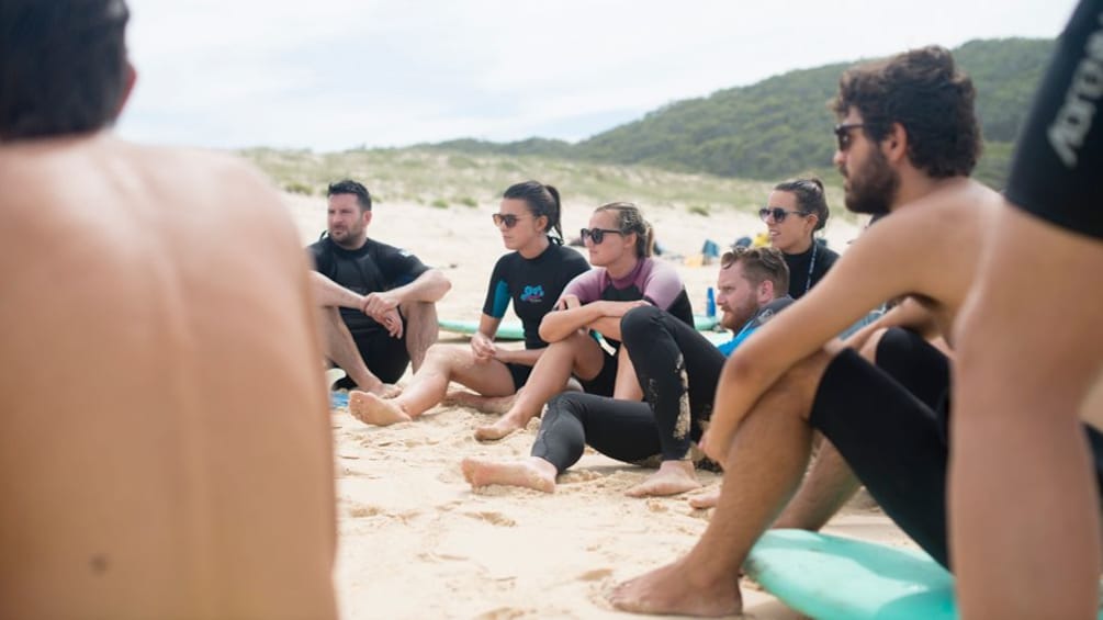 Foto 4 von 5 laden surf school students sitting on beach in Sydney
