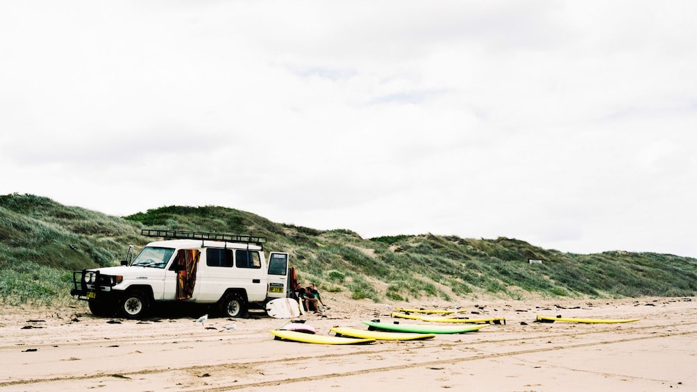 Foto 5 von 5 laden Range rover and surf boards on beach in Sydney