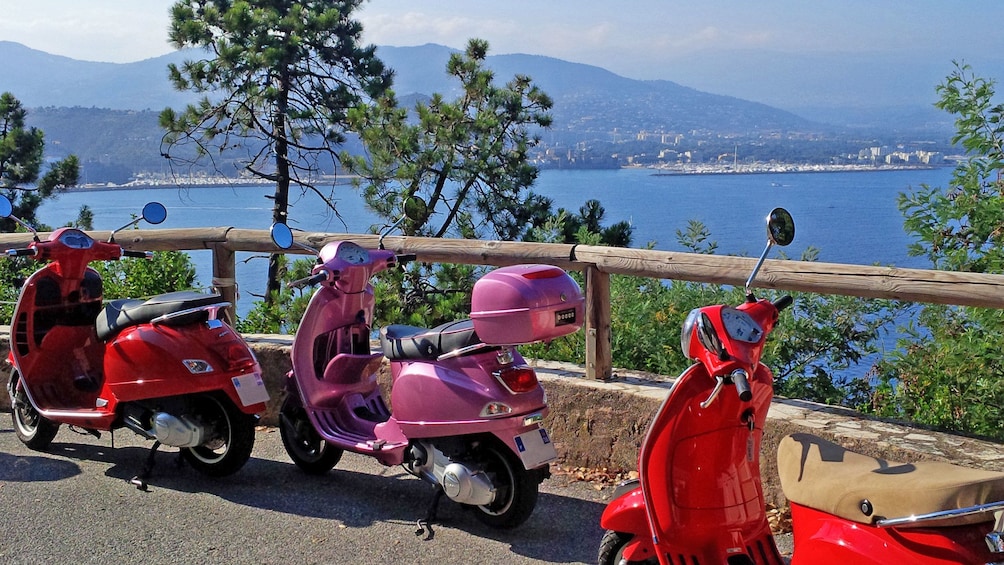 Charger l’élément 1 sur 5. Three Vespas parked in front of a viewpoint in Antibes