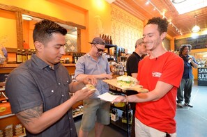 New York: Small- Group Brooklyn Eateries Tour