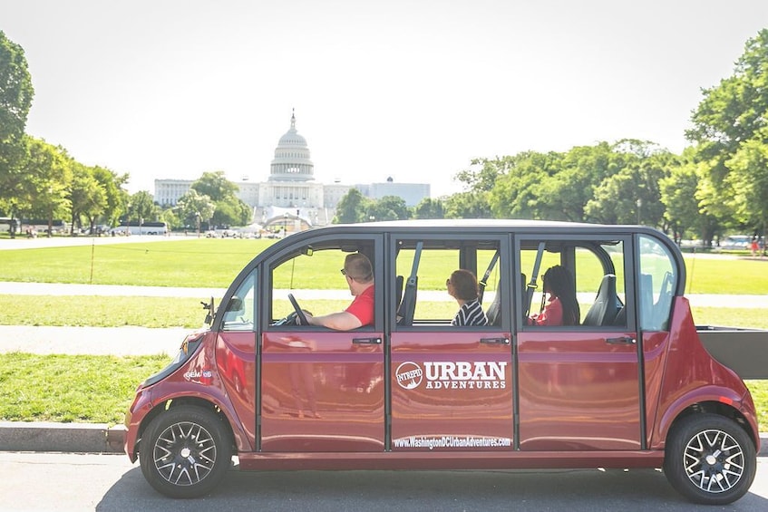 Washington: Small-Group Major Landmarks by Night Tour