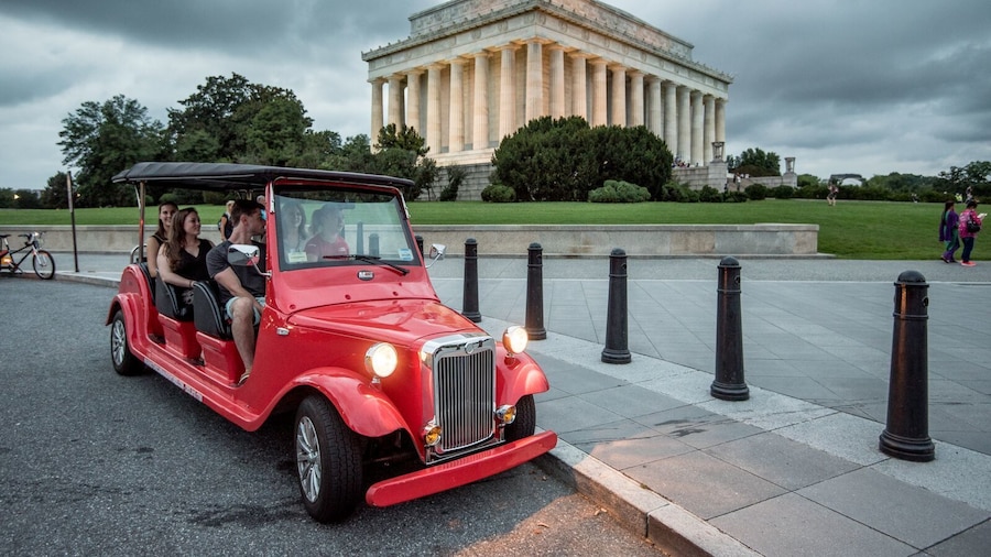 Washington: Small-Group Major Landmarks by Night Tour