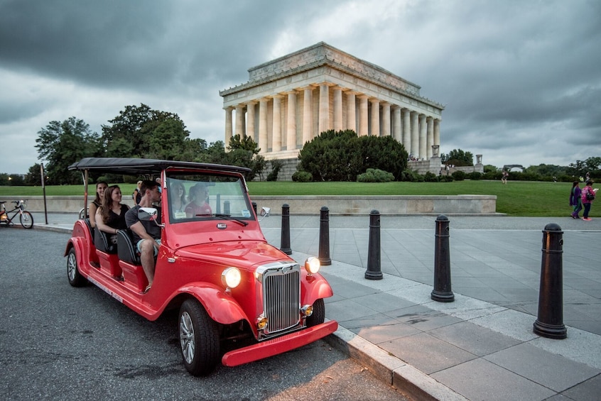 Washington: Small-Group Major Landmarks by Night Tour 