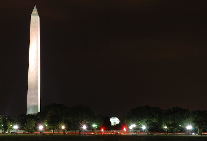Washington: Small-Group Major Landmarks by Night Tour