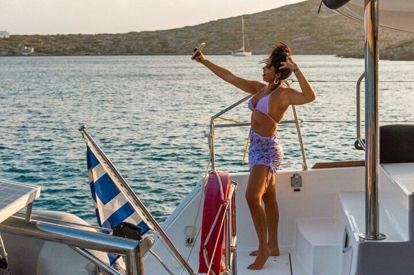 Rethymno: Sunset Catamaran Cruise with Wine and Snacks