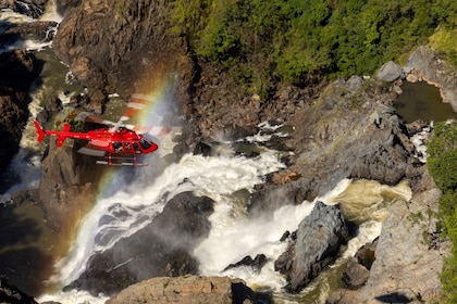 Vuelo panorámico de lujo en helicóptero por los arrecifes y la selva tropic...