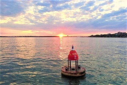 Crucero al atardecer en el puerto de Charleston