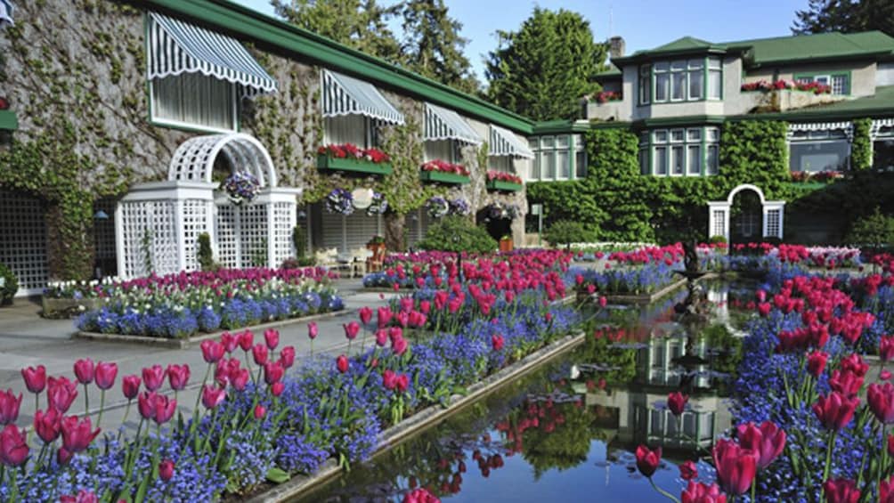 Victoria & Butchart Gardens Tour from Vancouver Small Group