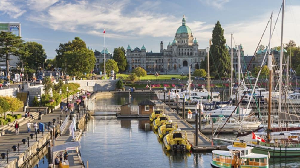 Victoria & Butchart Gardens Tour from Vancouver Small Group