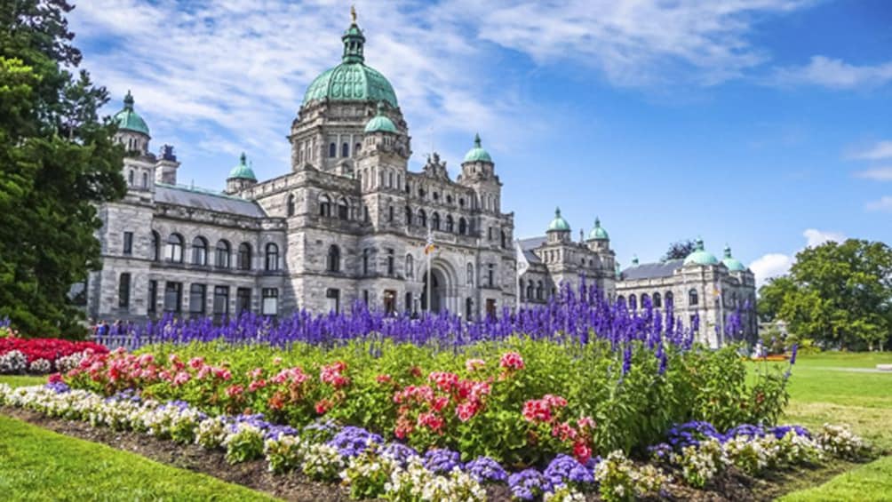 Victoria & Butchart Gardens Tour from Vancouver Small Group