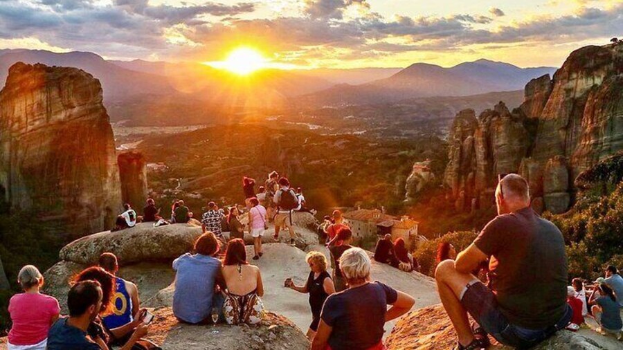 Majestic Sunset Meteora Tour with Local Guide