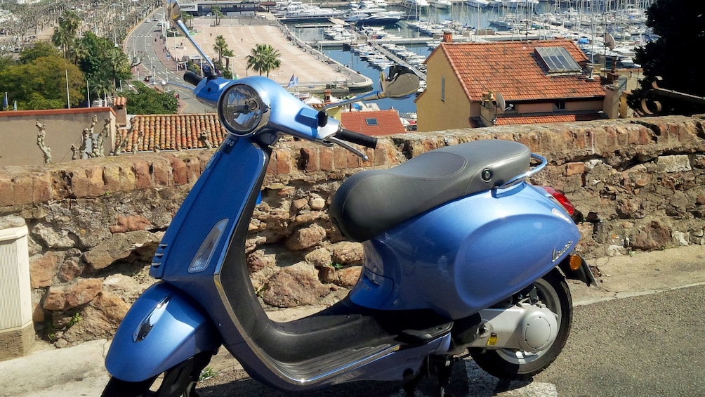 Charger l’élément 1 sur 2. View of a blue Vespa parked in Cannes