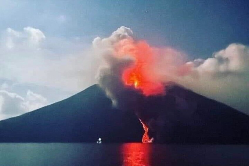 Sciara del Fuoco from the sea with an aperitivo to Ginostra, boat tour