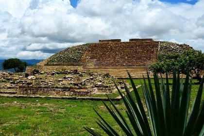 Enjoy all Pyramids of Oaxaca in Private Day Tour: Monte Alban, Mitla, Dainz...