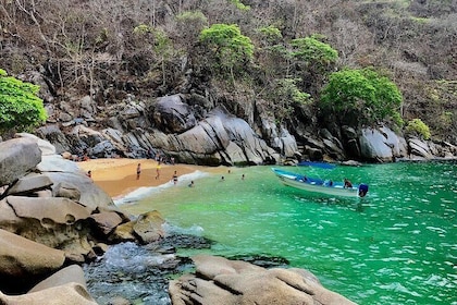 Hiking & Snorkelling to Mexico's Smallest Paradise Colomitos Beach